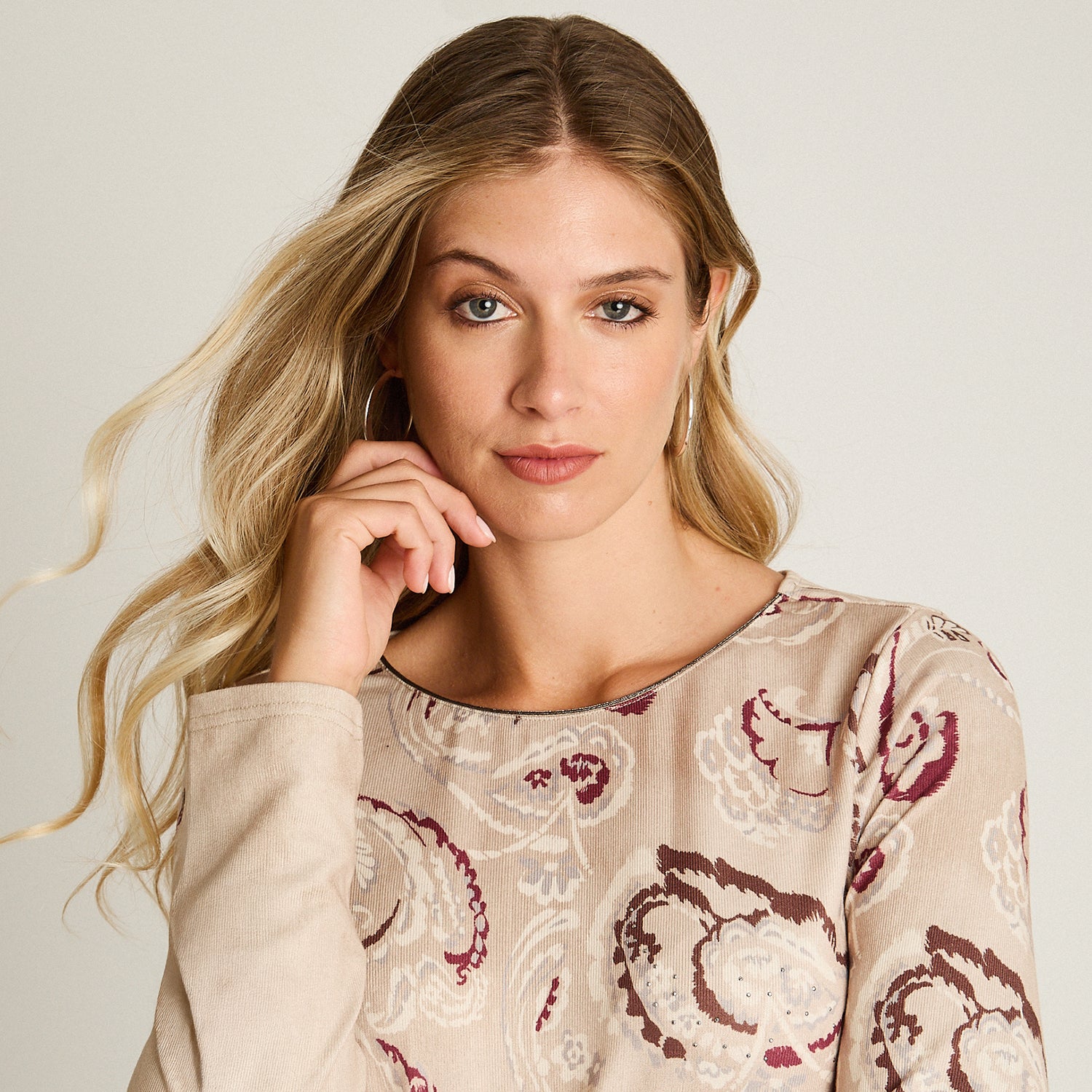 Polera Beige Manga Larga Elasticidad Media Sin Forro Calce Normal Tela Camant