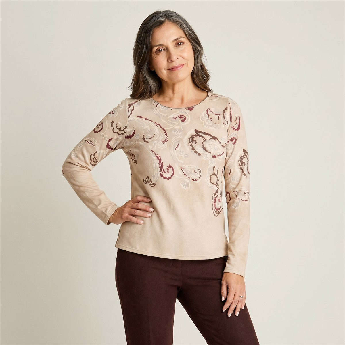 Polera Beige De Lanilla Con Estampado en modelo adulta