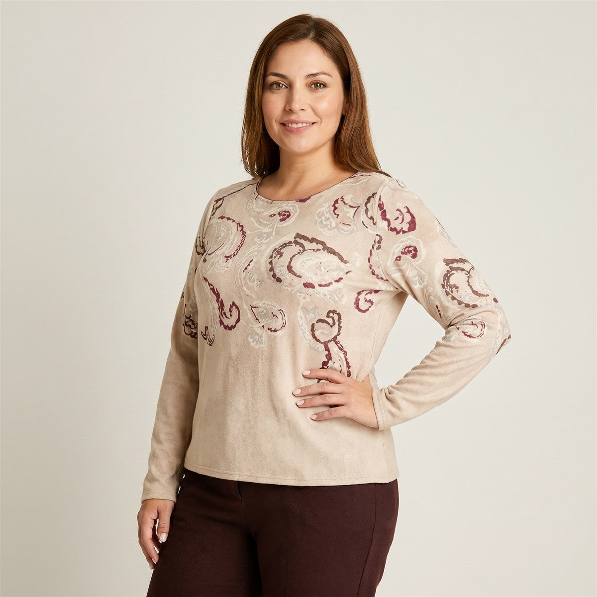Polera Beige De Lanilla Con Estampado en modelo plus size