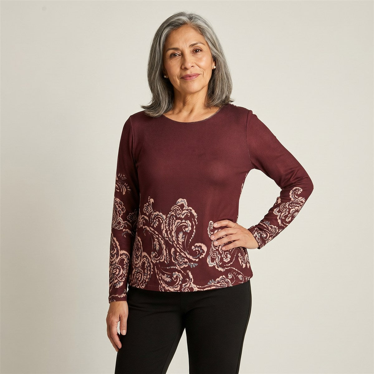 Polera Burdeo De Lanilla Con Estampado Paisley En Bajo en modelo adulta