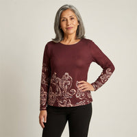 Polera Burdeo De Lanilla Con Estampado Paisley En Bajo en modelo adulta