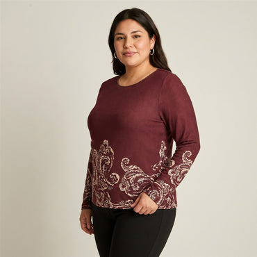 Polera Burdeo De Lanilla Con Estampado Paisley En Bajo en modelo plus size