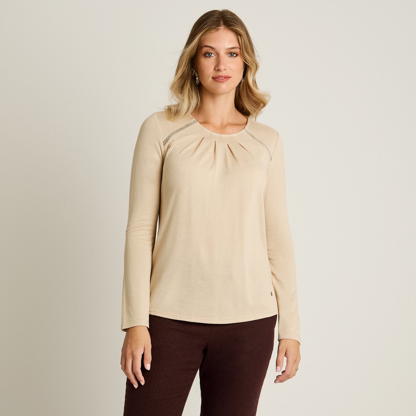Polera Beige Manga Larga Elasticidad Media Sin Forro Calce Normal Tela Camant