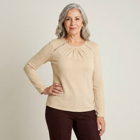 Polera Beige De Lanilla Con Escote Fruncido Y Strass en modelo adulta