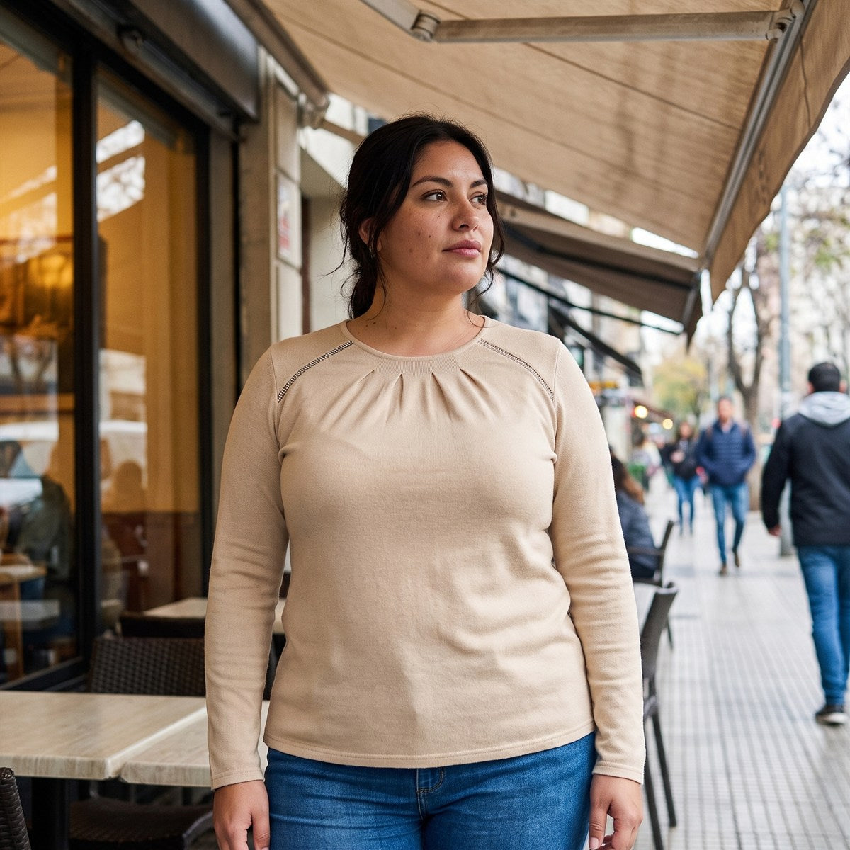 Polera Beige De Lanilla Con Escote Fruncido Y Strass lifestyle
