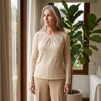 Polera Beige De Lanilla Con Escote Fruncido Y Strass lifestyle