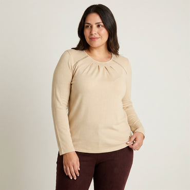 Polera Beige De Lanilla Con Escote Fruncido Y Strass en modelo plus size