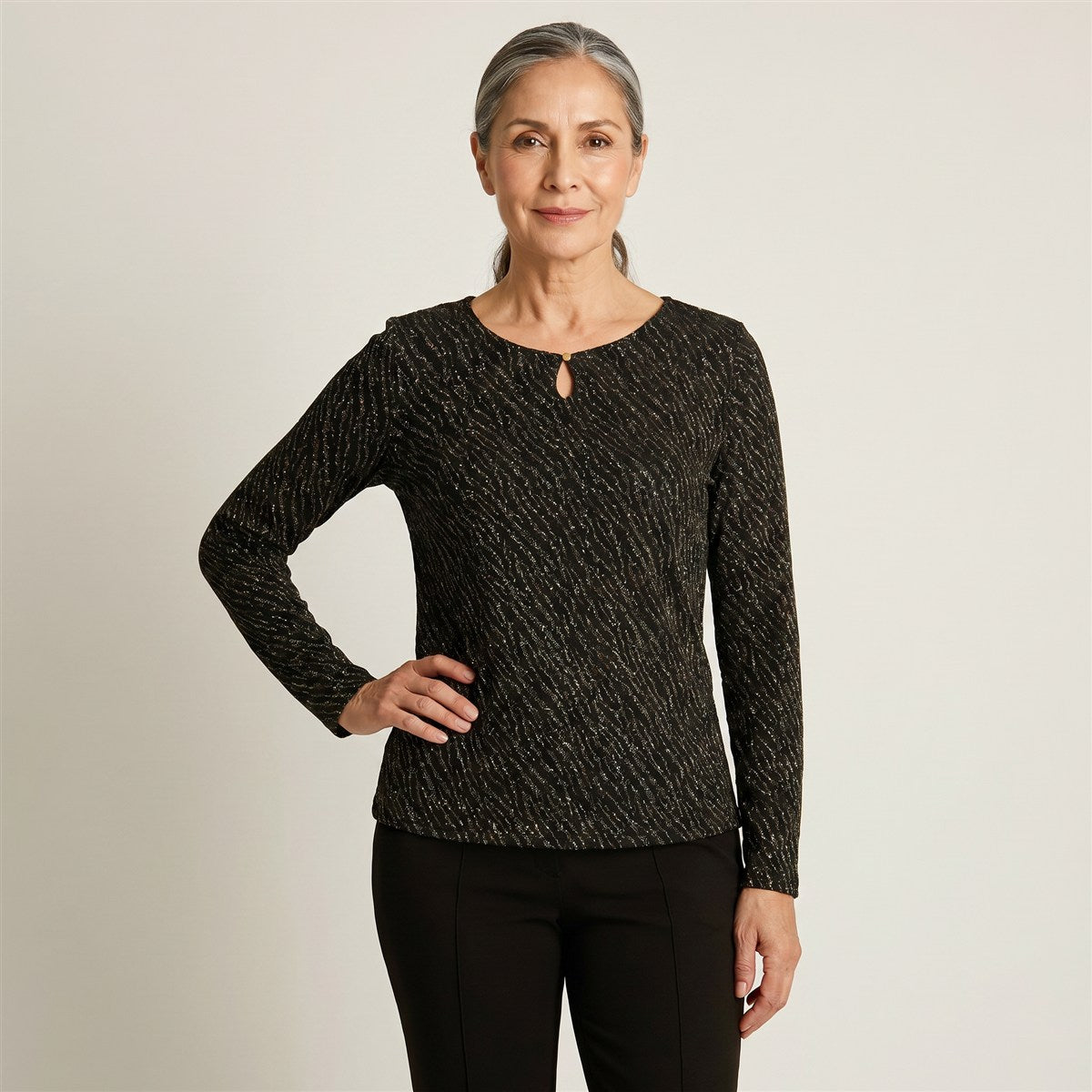 Polera Negra de Lanilla con Lurex y Detalle en Escote en modelo adulta
