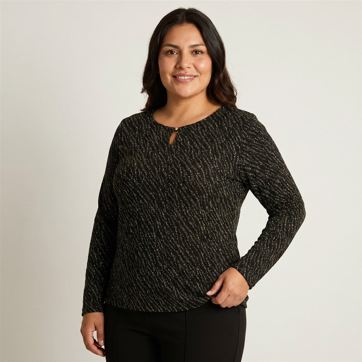Polera Negra de Lanilla con Lurex y Detalle en Escote en modelo plus size