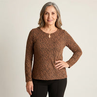 Polera Camel de Lanilla con Lurex y Detalle en Escote en modelo adulta