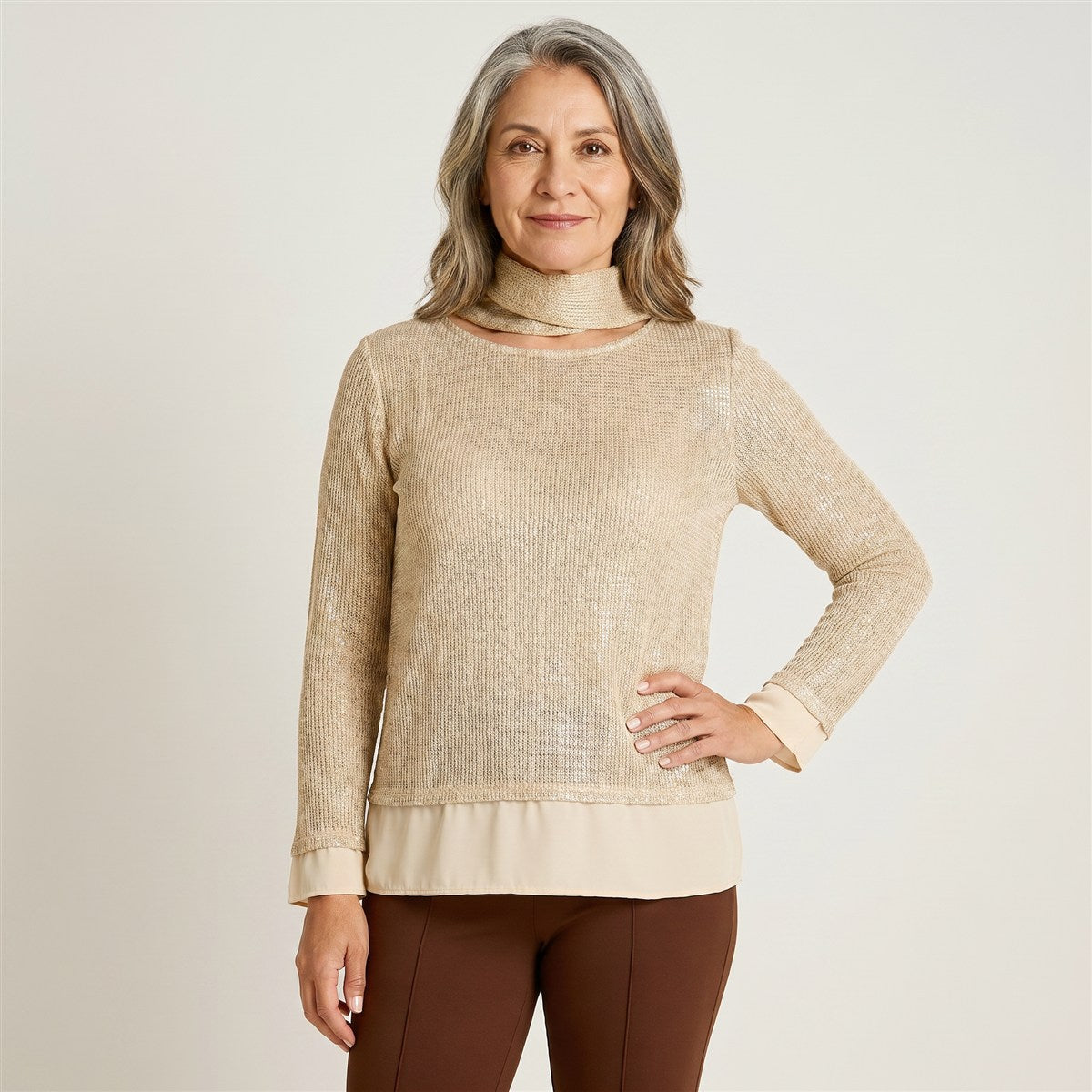 Polera Beige de Lanilla con Lentejuelas y Bufanda Incorporada en modelo adulta