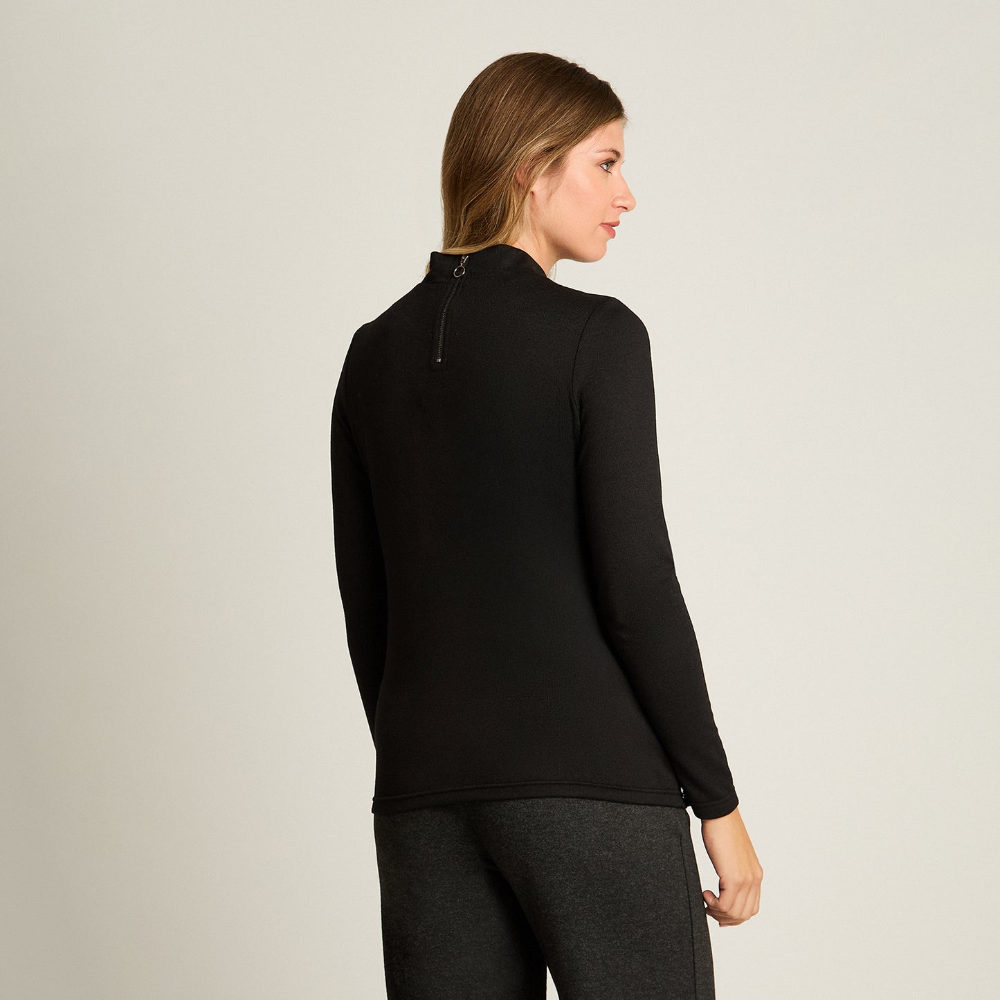 Polera Negro Manga Larga Elasticidad Media Sin Forro Calce Normal Tela Camant