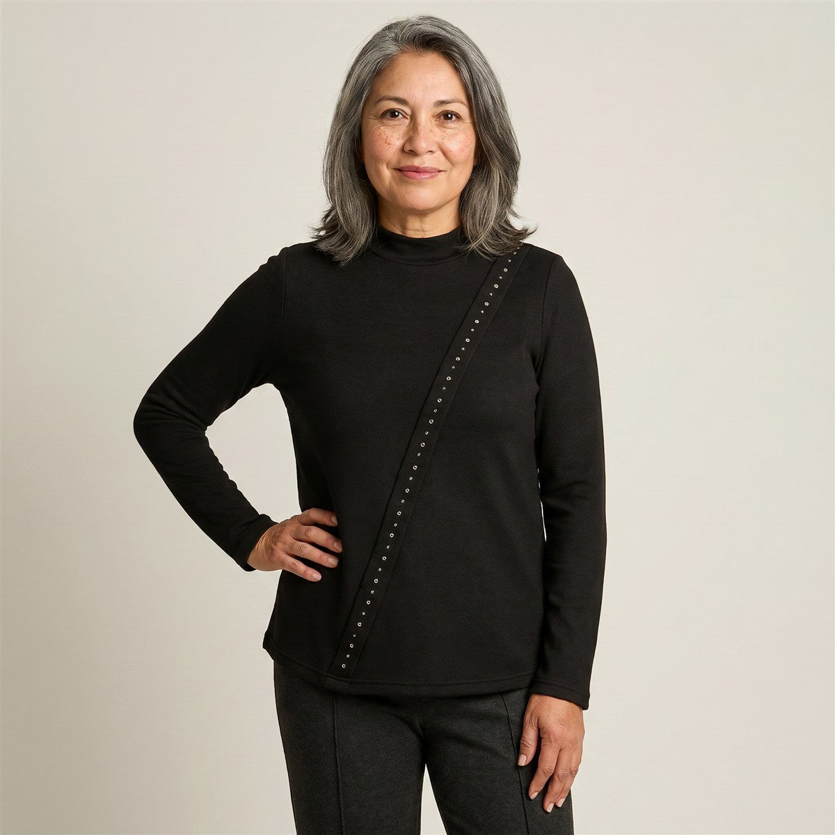 Polera Negra De Lanilla Con Cuello Alto Y Tachas Diagonales en modelo adulta