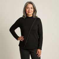 Polera Negra De Lanilla Con Cuello Alto Y Tachas Diagonales en modelo adulta