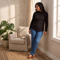 Polera Negra De Lanilla Con Cuello Alto Y Tachas Diagonales lifestyle