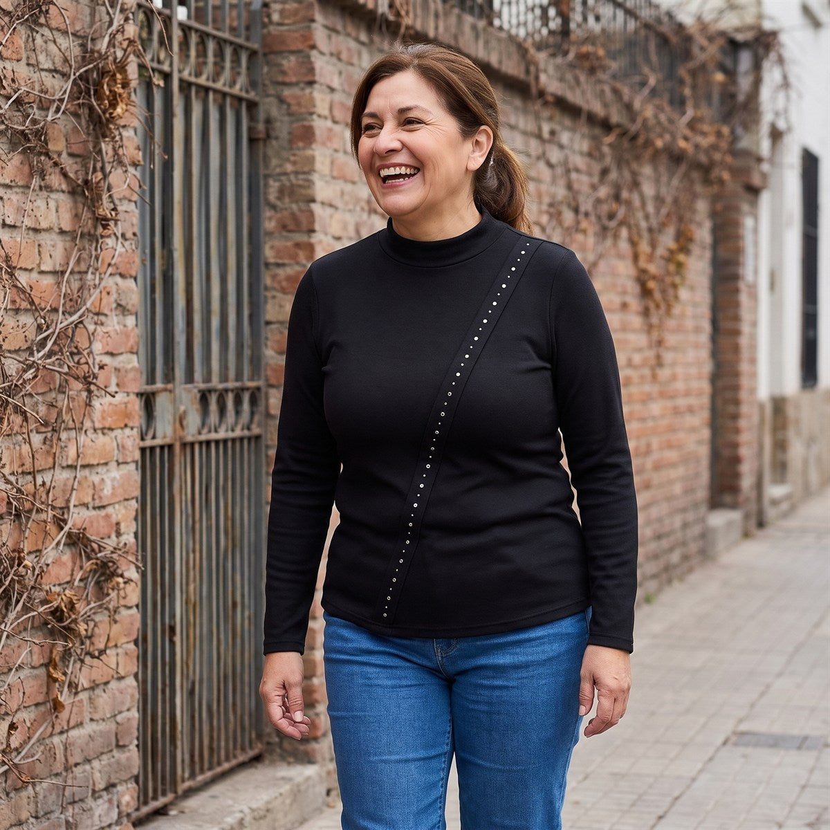 Polera Negra De Lanilla Con Cuello Alto Y Tachas Diagonales lifestyle