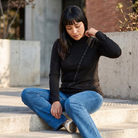 Polera Negra De Lanilla Con Cuello Alto Y Tachas Diagonales lifestyle