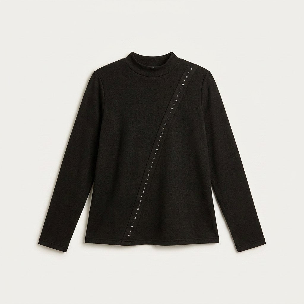 Polera Negra De Lanilla Con Cuello Alto Y Tachas Diagonales en plano