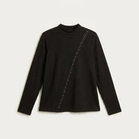Polera Negra De Lanilla Con Cuello Alto Y Tachas Diagonales en plano