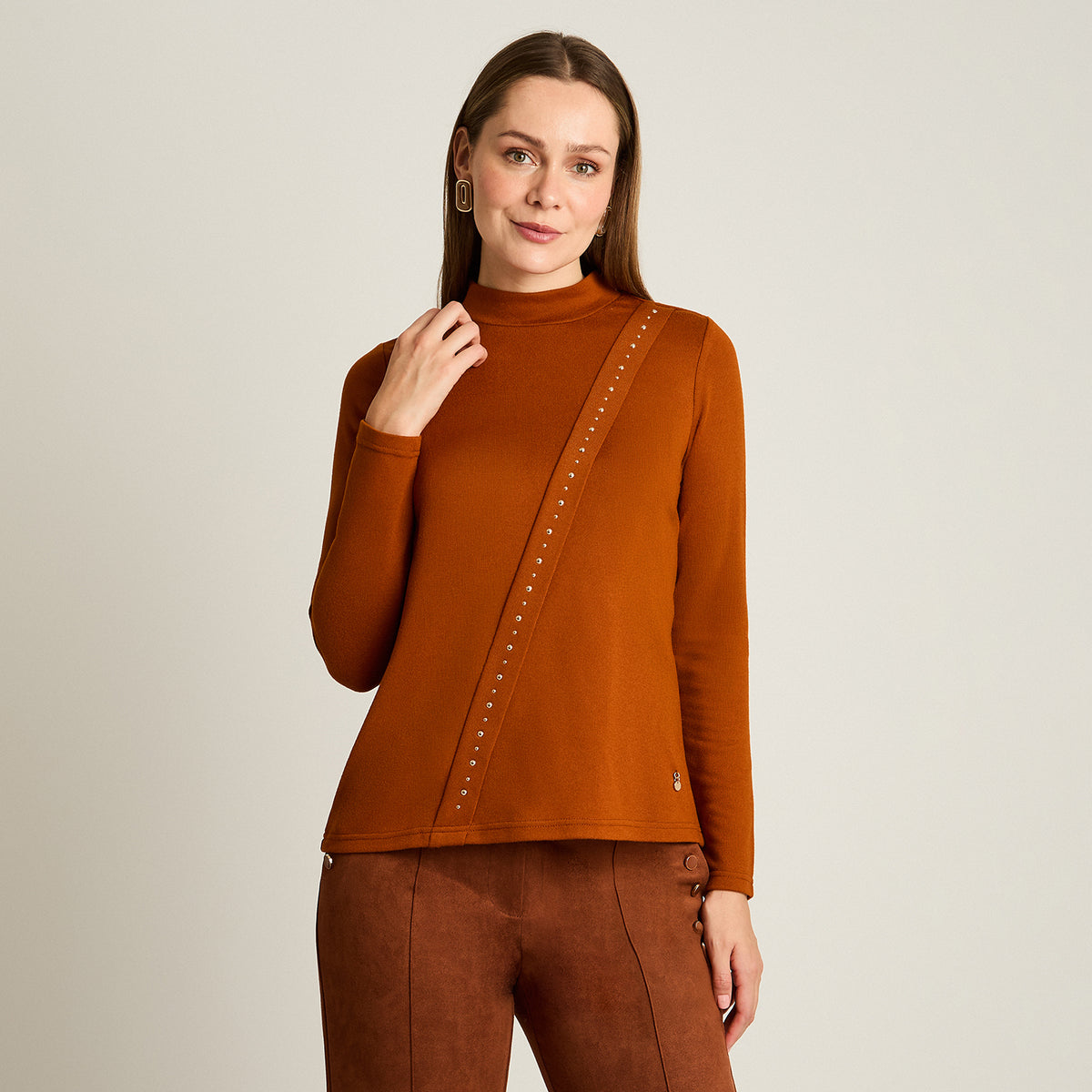Polera Terracota De Lanilla Con Cuello Alto Y Tachas Diagonales