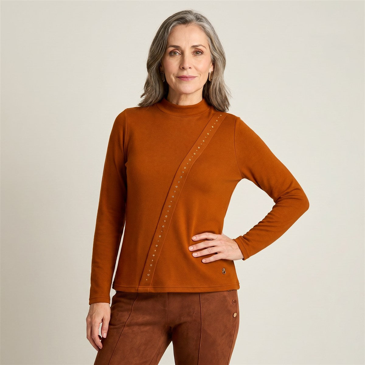 Polera Terracota De Lanilla Con Cuello Alto Y Tachas Diagonales en modelo adulta