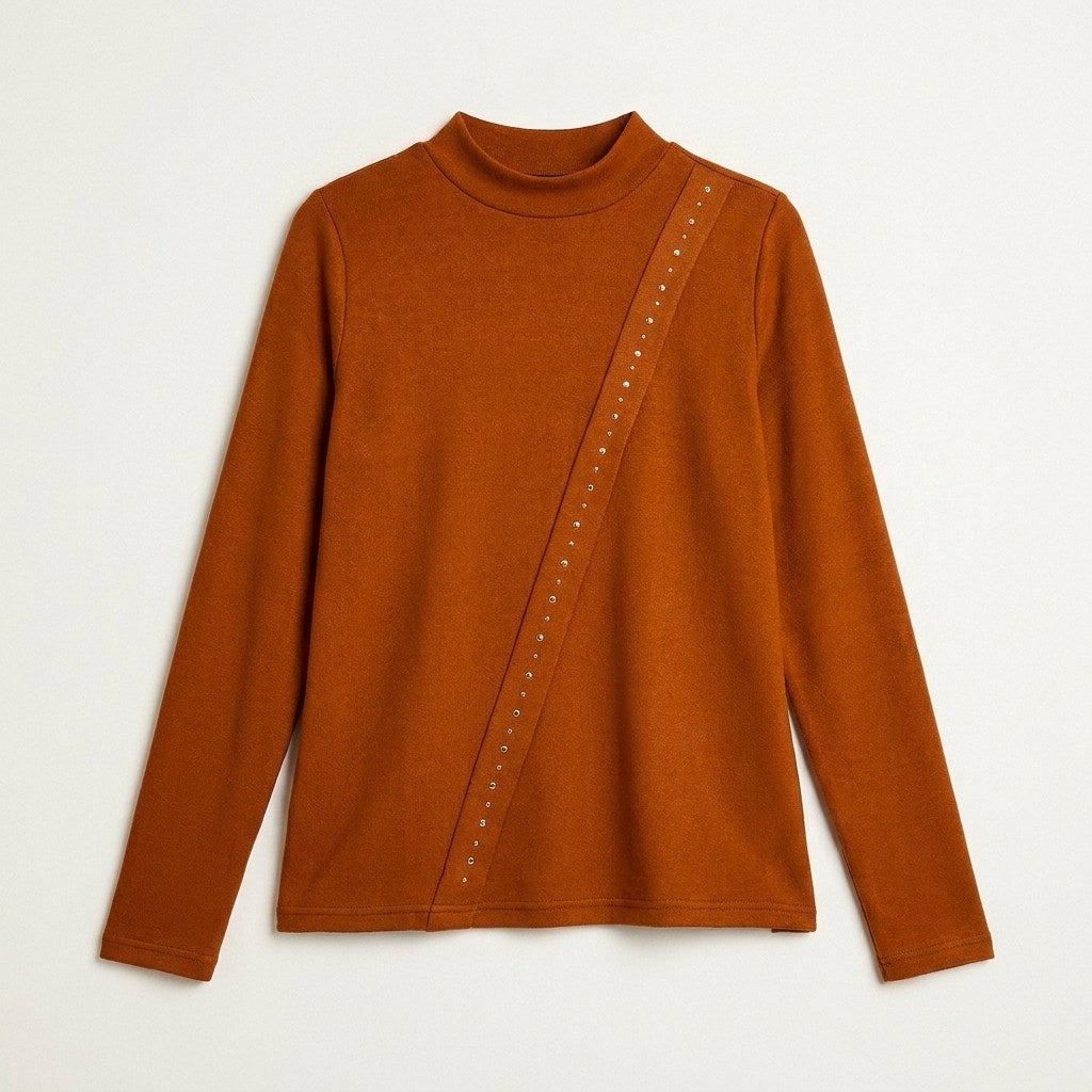 Polera Terracota De Lanilla Con Cuello Alto Y Tachas Diagonales en plano
