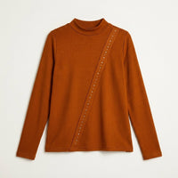 Polera Terracota De Lanilla Con Cuello Alto Y Tachas Diagonales en plano