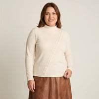 Polera Arena De Lanilla Con Cuello Alto Y Tachas Diagonales en modelo plus size