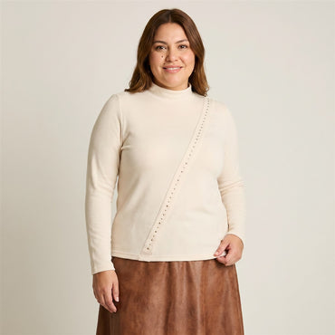 Polera Arena De Lanilla Con Cuello Alto Y Tachas Diagonales en modelo plus size