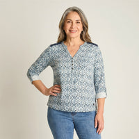 Polera Índigo Manga Larga con Detalle de Macramé en modelo adulta