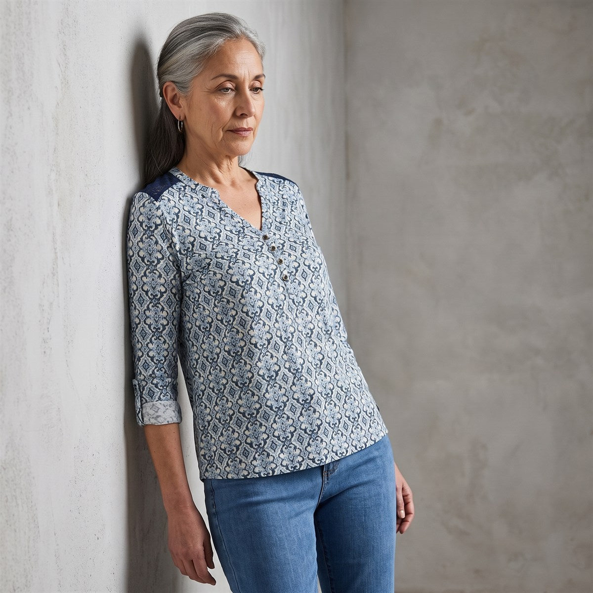 Polera Índigo Manga Larga con Detalle de Macramé lifestyle