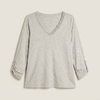 Polera Gris Manga Larga Roll Up con Cuello V y Aplicaciones en plano