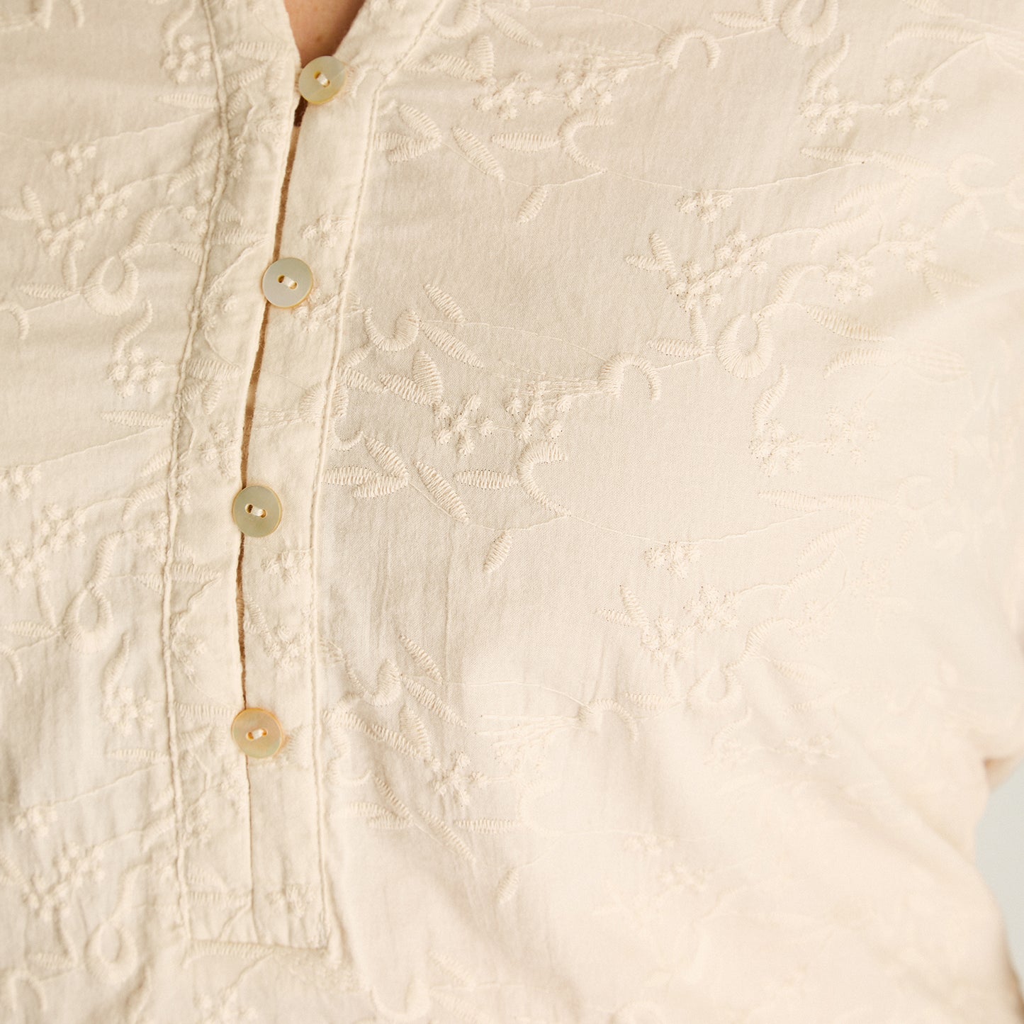 Polera Arena Manga Larga Elasticidad Media Sin Forro Calce Normal Tela Punto Y Plano