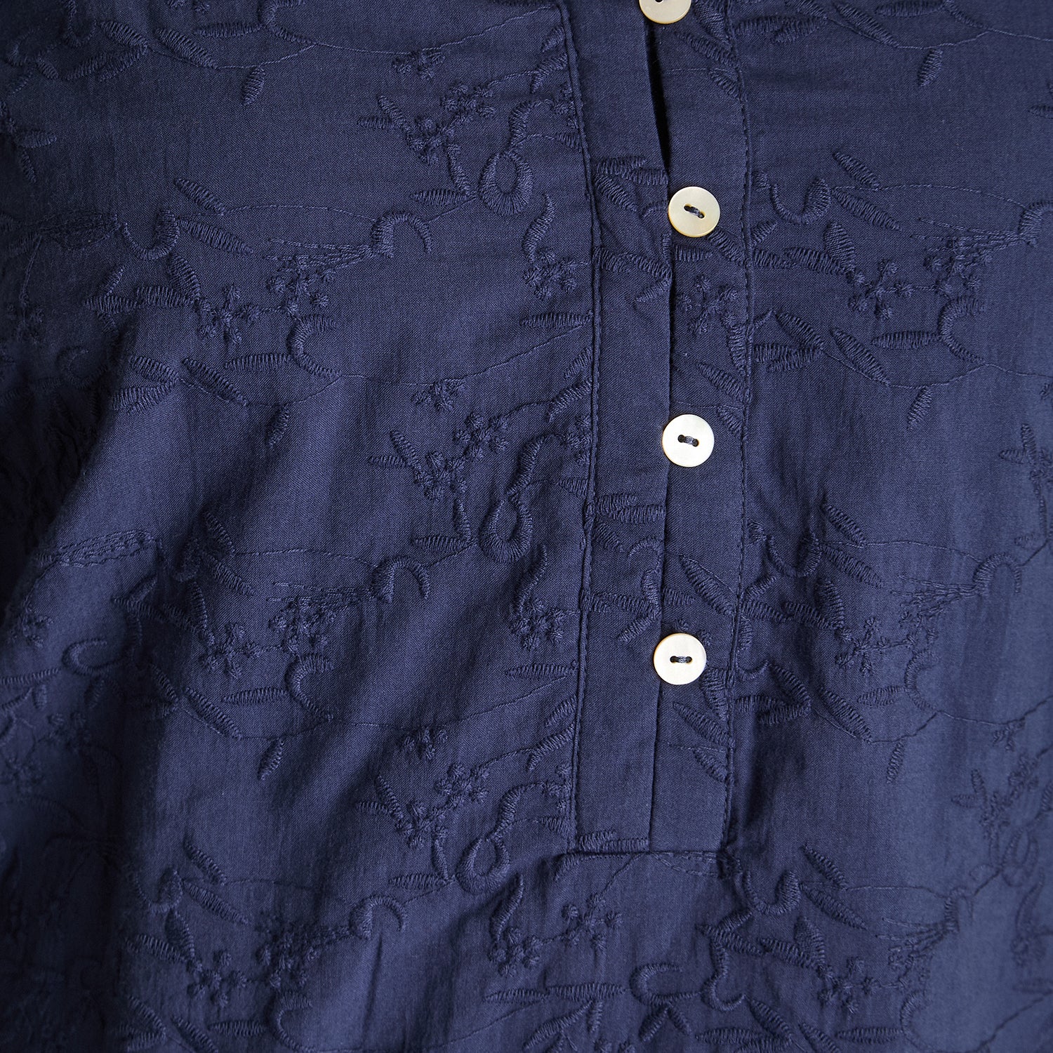 Polera Azul Manga Larga Elasticidad Media Sin Forro Calce Normal Tela Punto Y Plano