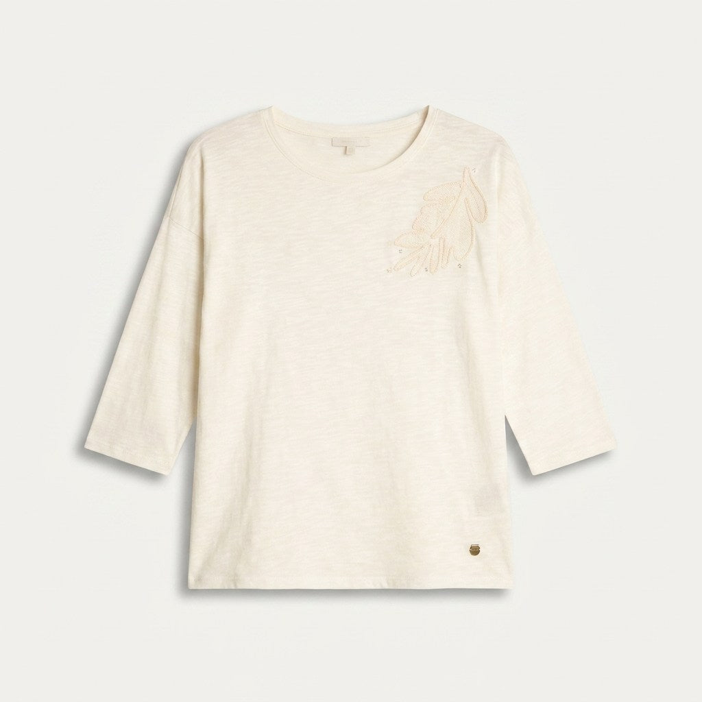 Polera Crudo Manga 3/4 con Bordado en el Hombro en plano