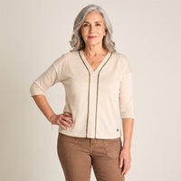 Polera Cruda Cuello en V Manga 3/4 con Aplicación Delantera en modelo adulta