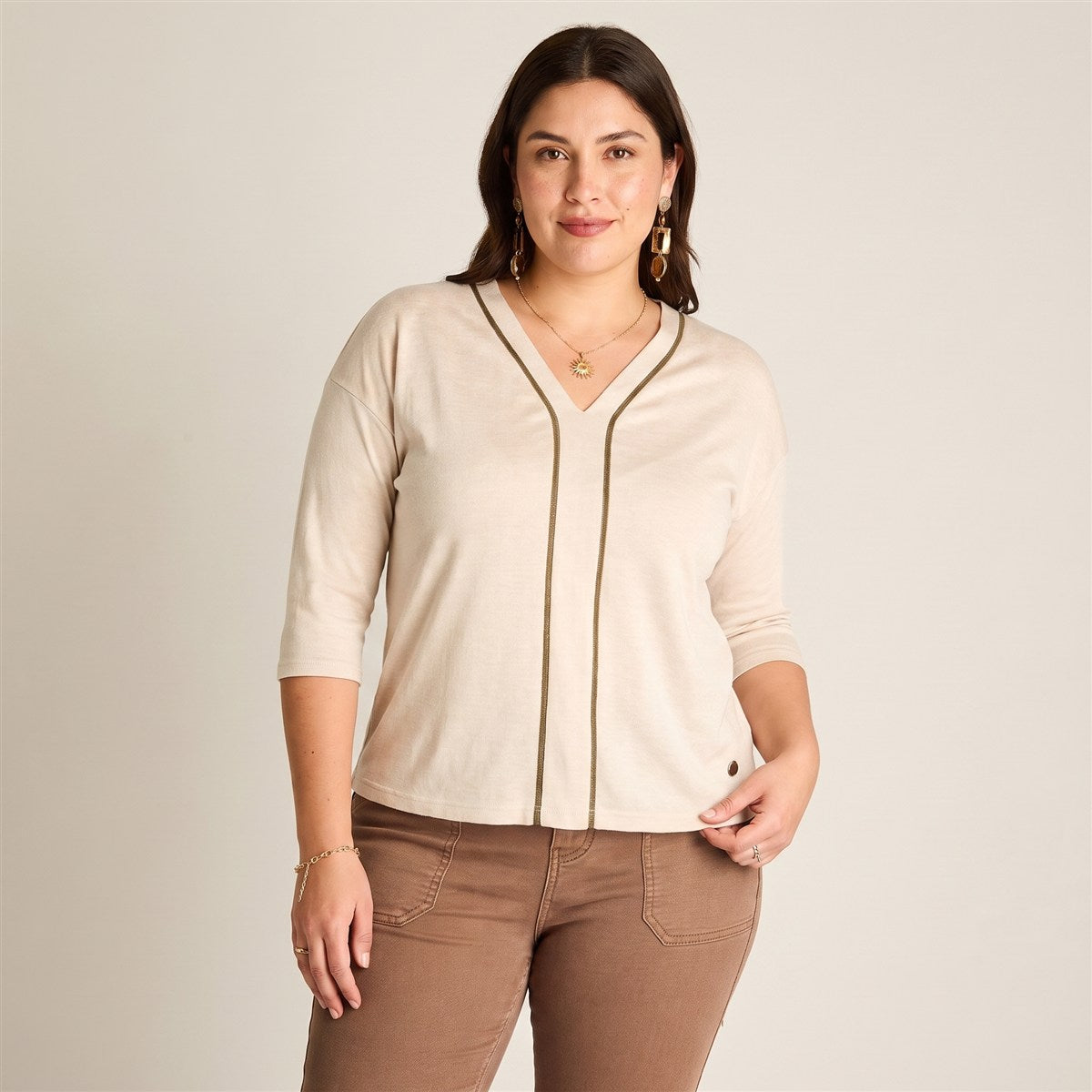Polera Cruda Cuello en V Manga 3/4 con Aplicación Delantera en modelo plus size