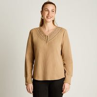 Polera Camel Cuello V Texturizada con Encaje