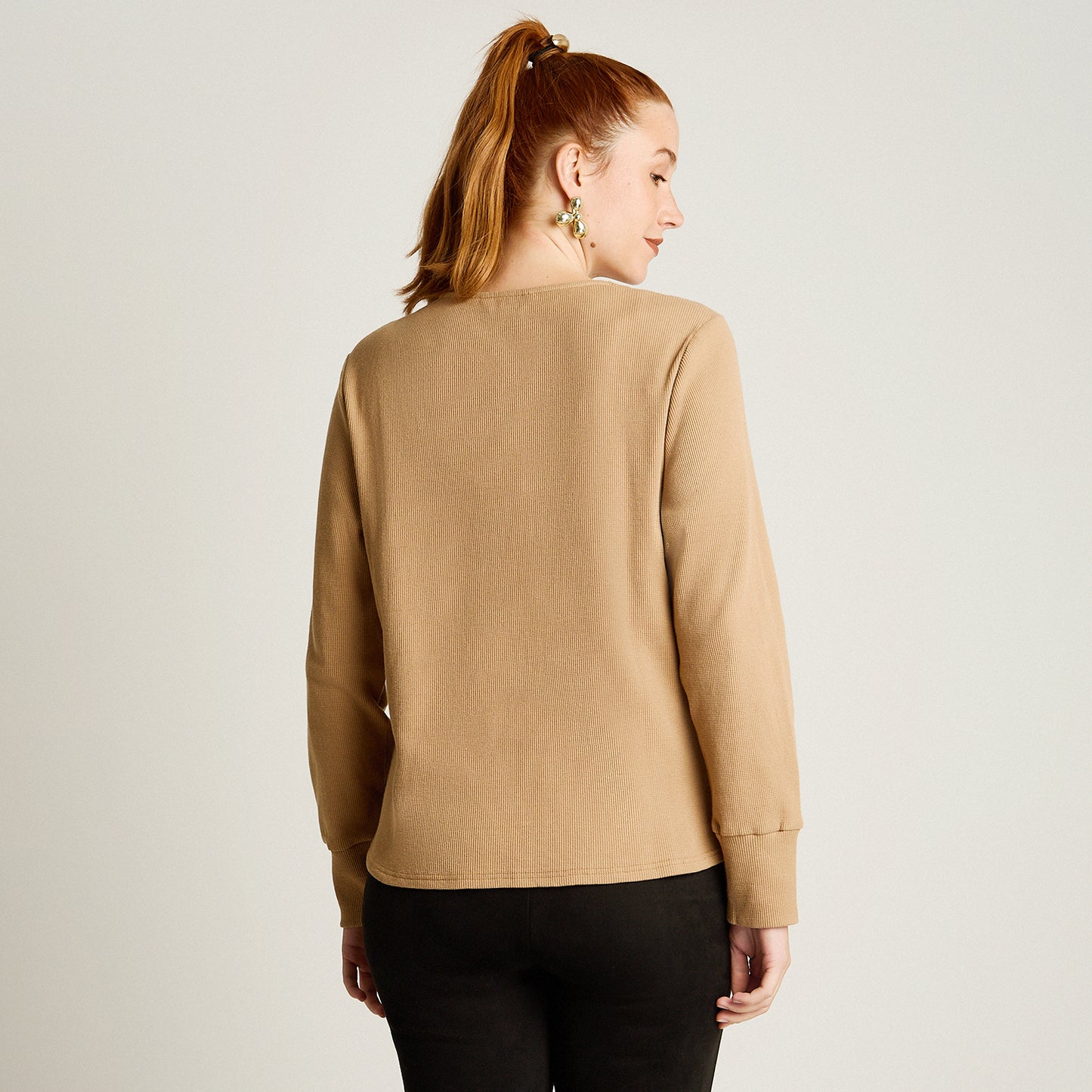 Polera Camel Cuello V Texturizada con Encaje