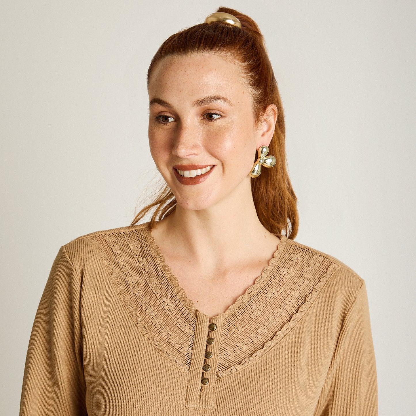 Polera Camel Cuello V Texturizada con Encaje