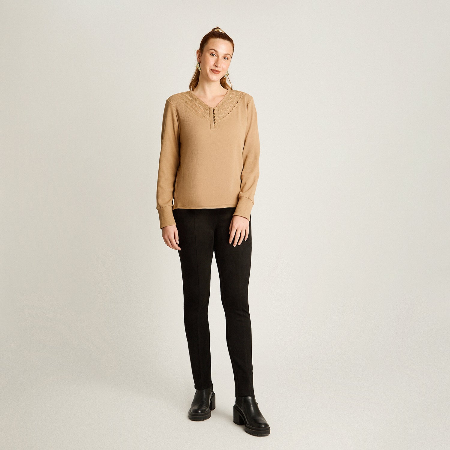 Polera Camel Cuello V Texturizada con Encaje