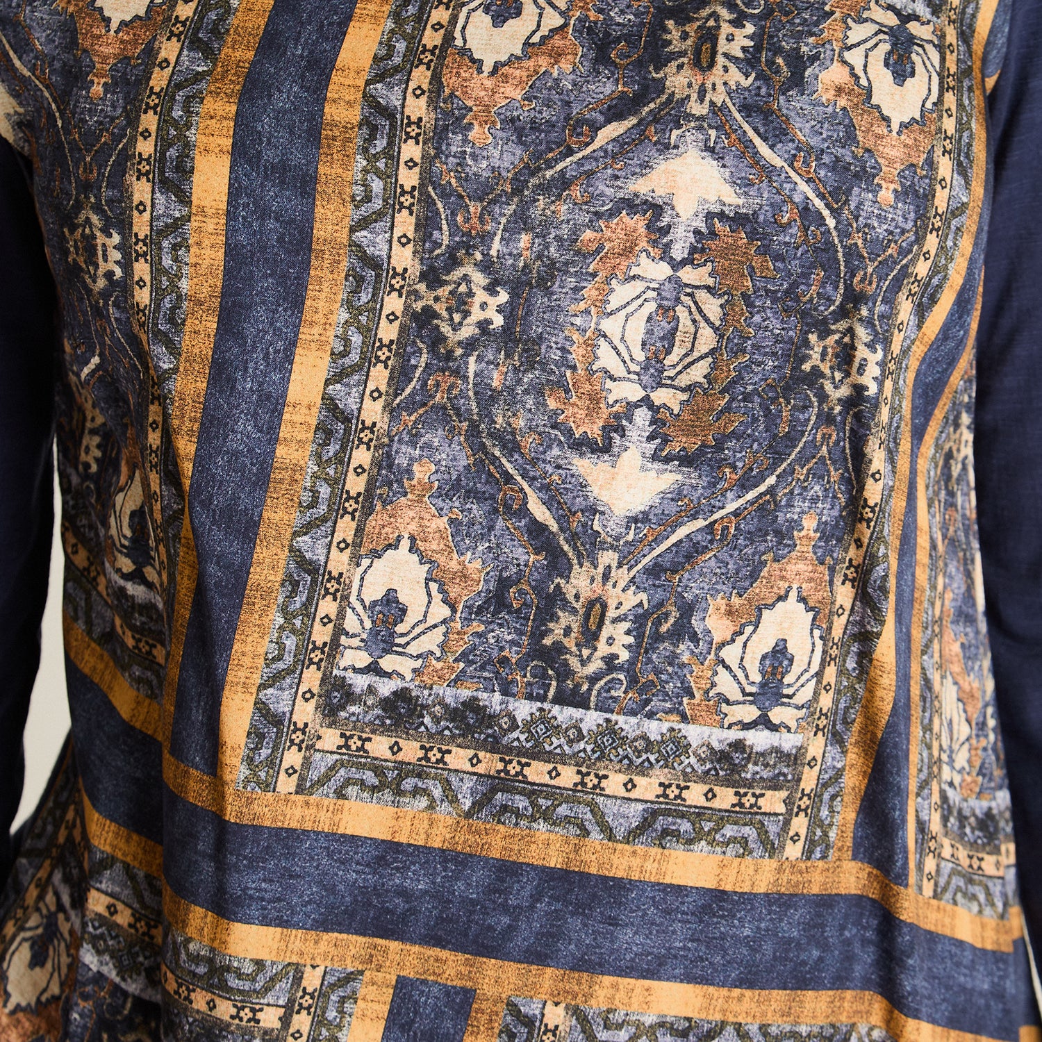 Polera Azul Manga Larga Elasticidad Media Sin Forro Calce Normal Tela Punto Y Plano