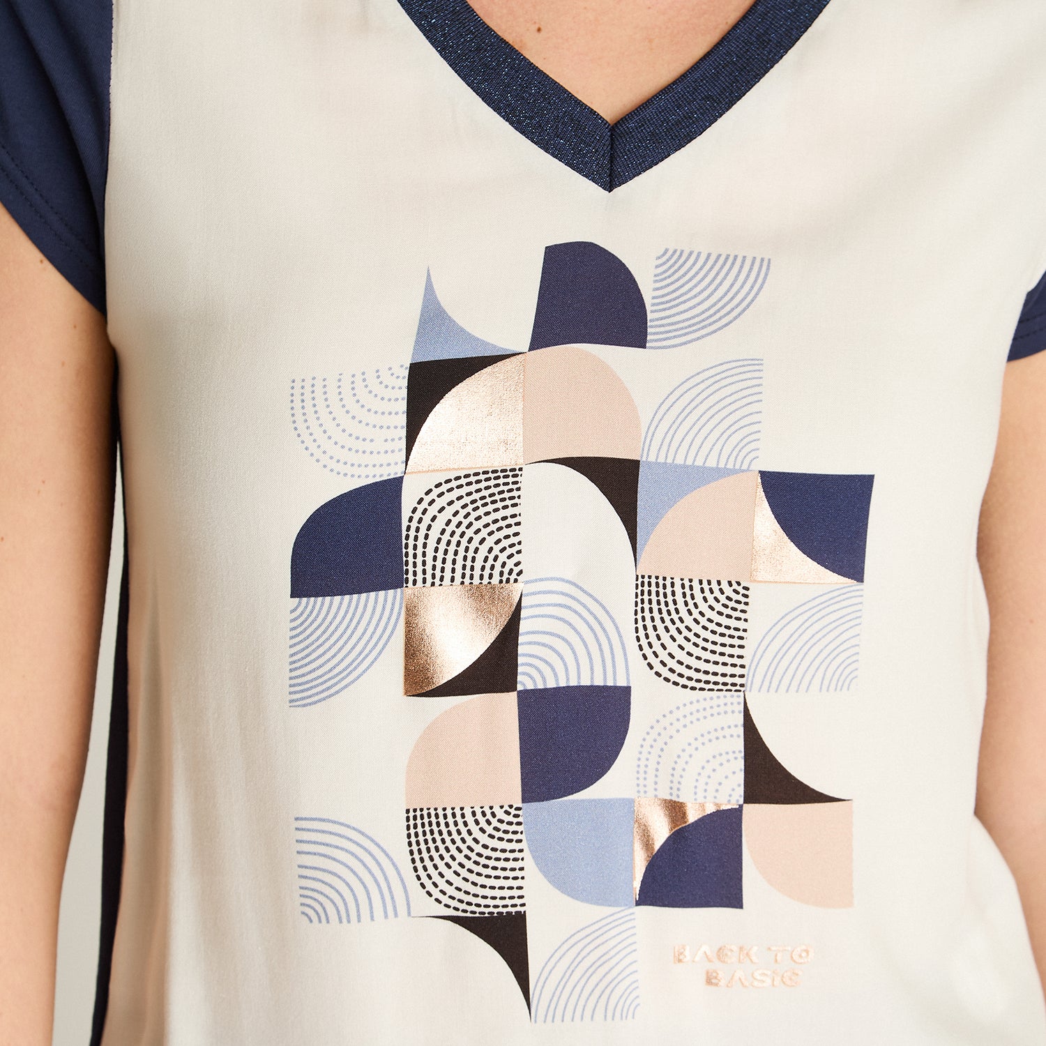 Polera Indigo Manga Corta Elasticidad Media Sin Forro Calce Normal Tela Punto Y Plano