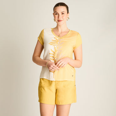 Polera Mostaza Manga Corta Elasticidad Media Sin Forro Calce Normal Tela Punto Y Plano