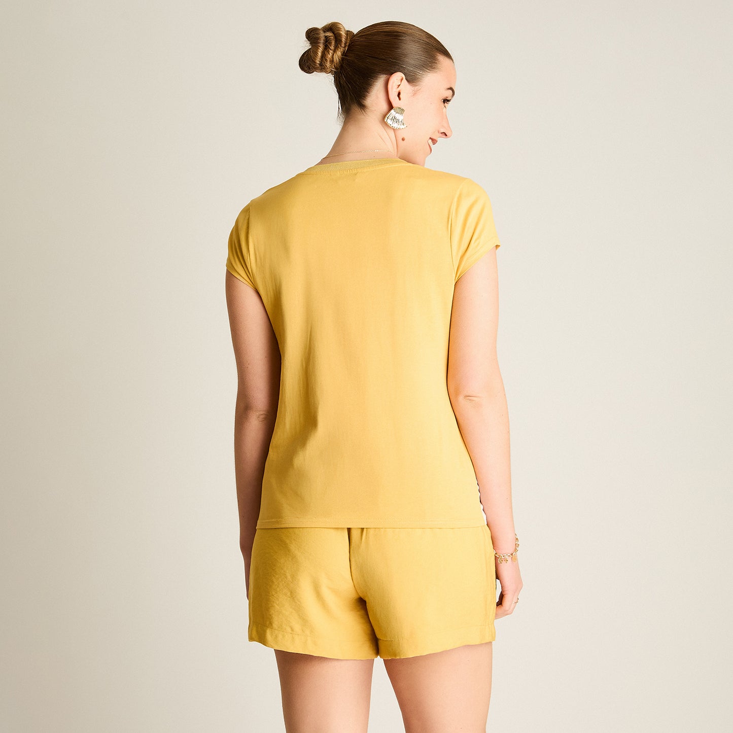 Polera Mostaza Manga Corta Elasticidad Media Sin Forro Calce Normal Tela Punto Y Plano