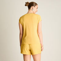 Polera Mostaza Manga Corta Elasticidad Media Sin Forro Calce Normal Tela Punto Y Plano