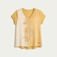 Polera Mostaza Manga Corta Mix Fabric Print Frontal en plano