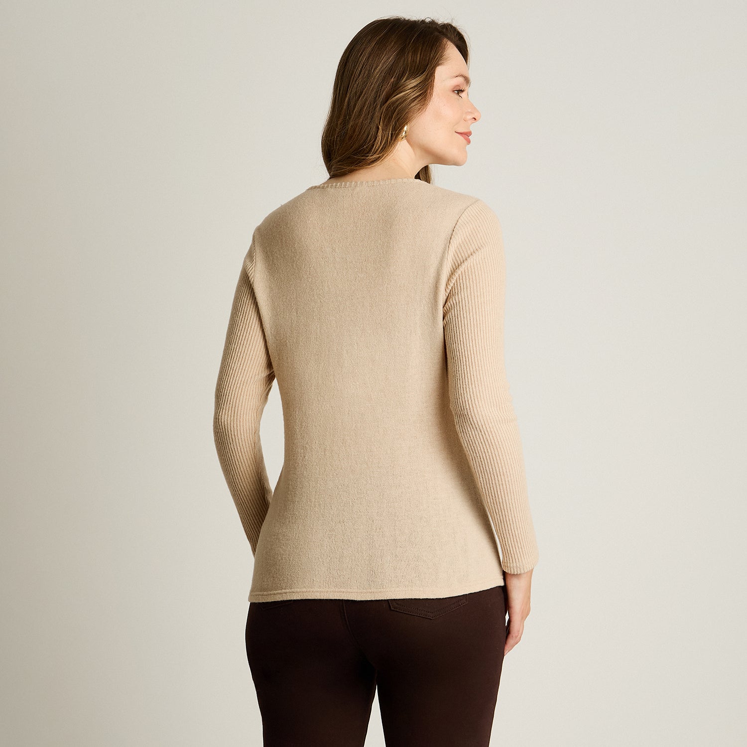 Polera Beige Manga Larga Elasticidad Media Sin Forro Calce Normal Tela Punto
