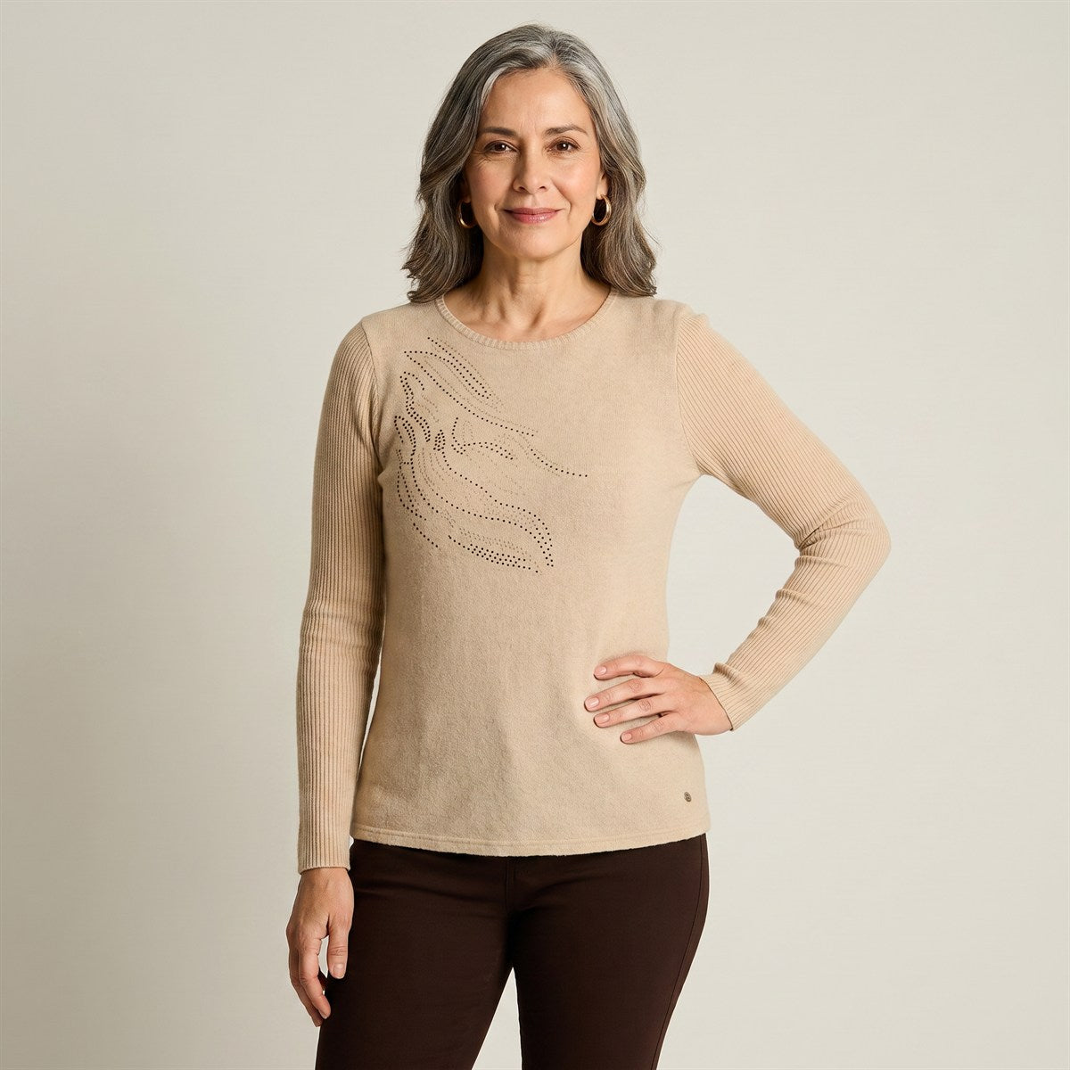 Polera Beige de Lanilla con Detalle de Strass en modelo adulta