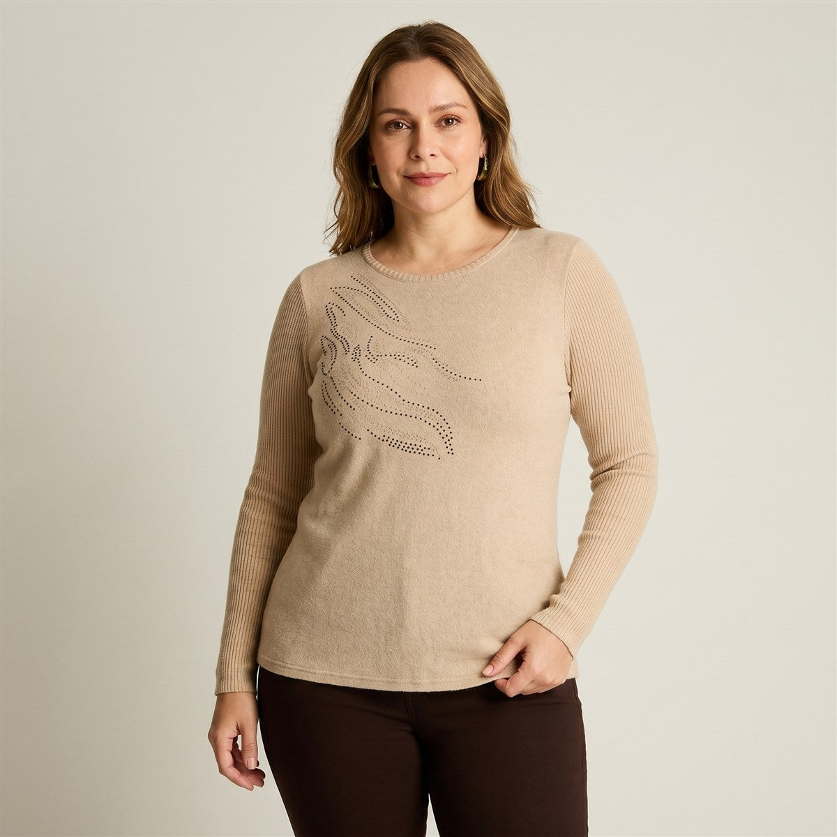 Polera Beige de Lanilla con Detalle de Strass en modelo plus size